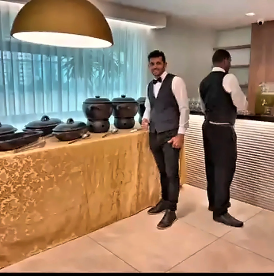 Equipe da BSB Drinks com estação de buffet em evento real
