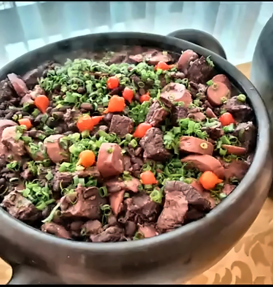 Feijoada servida pela BSB Drinks em panela de buffet